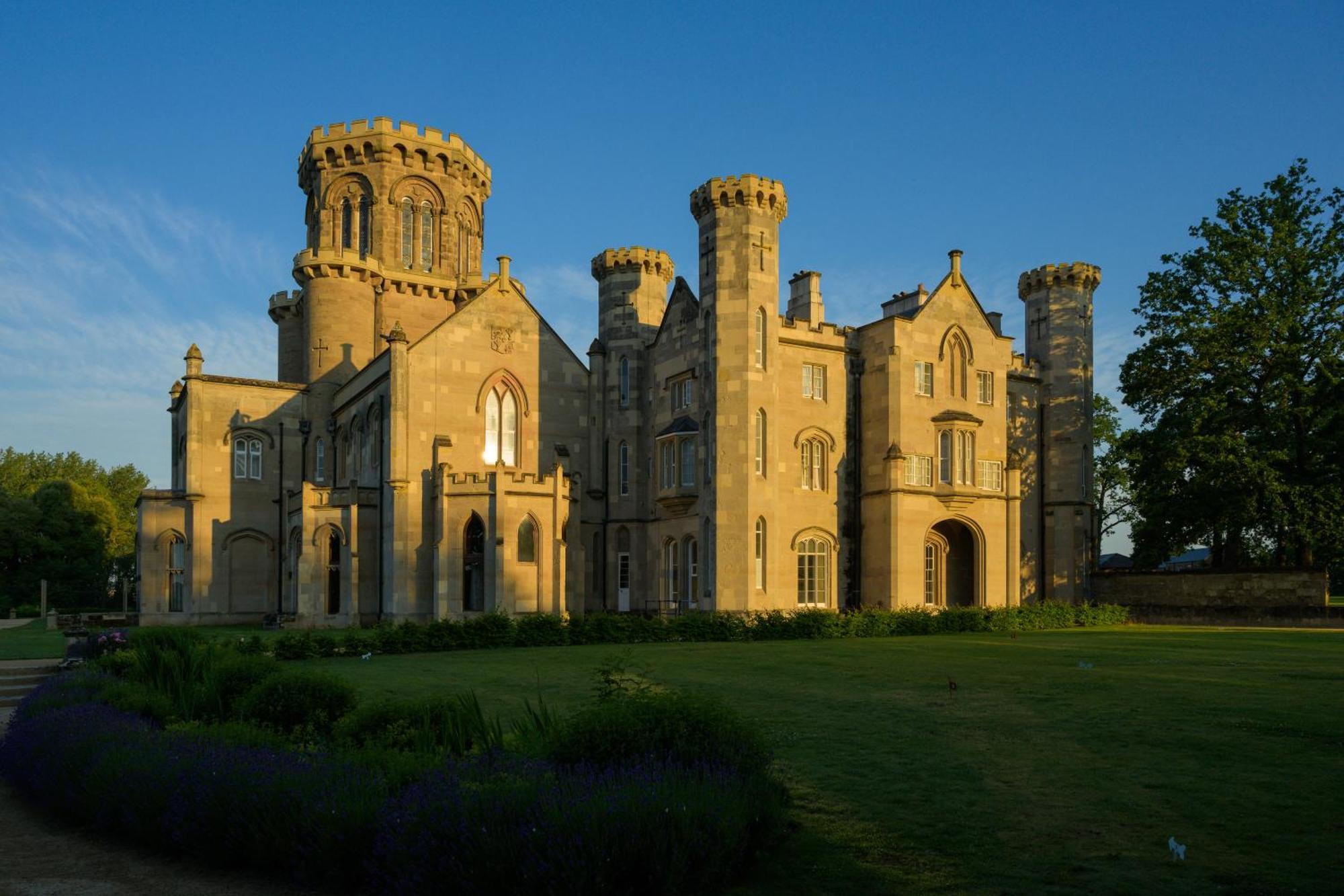 Отель Studley Castle Экстерьер фото