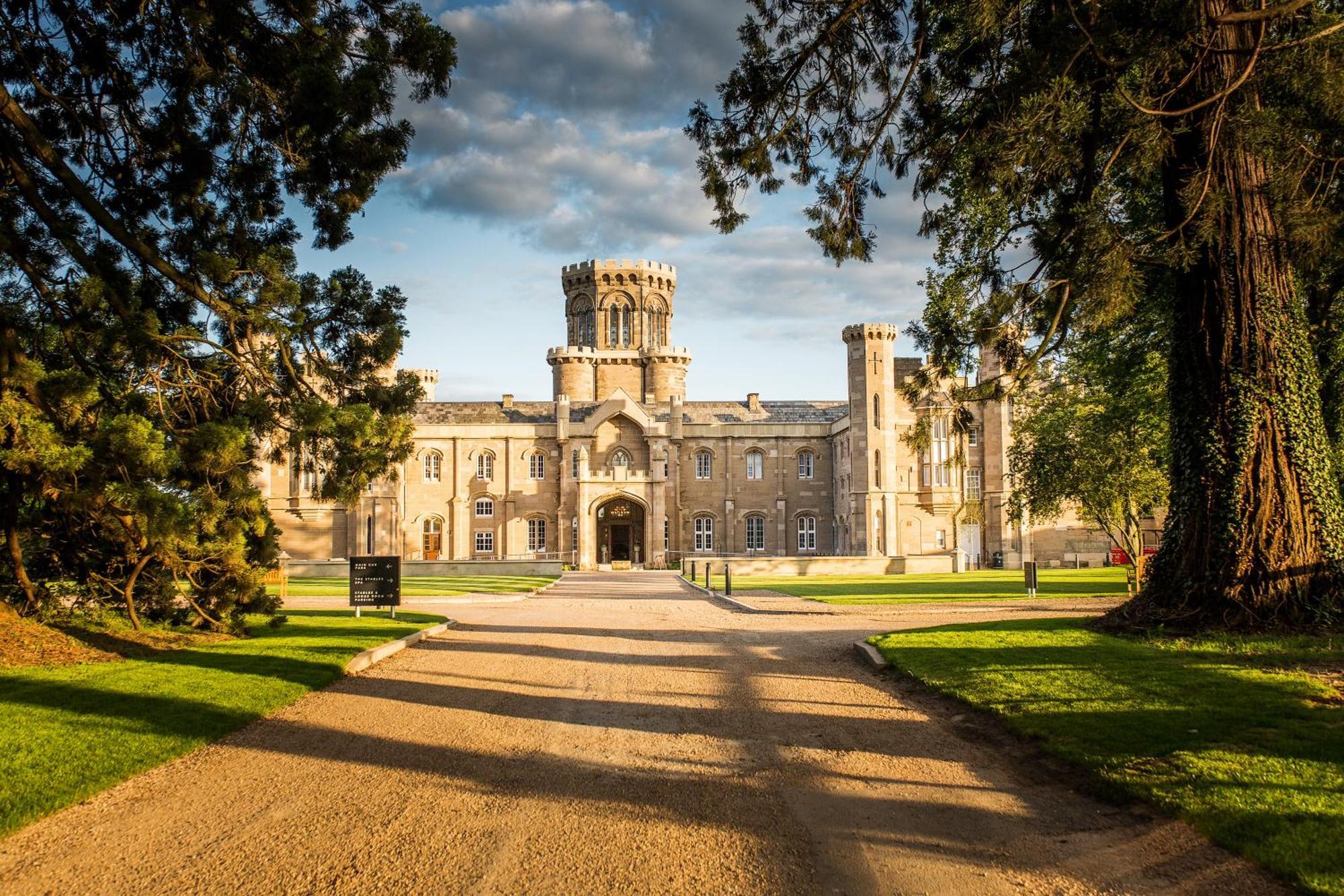 Отель Studley Castle Экстерьер фото