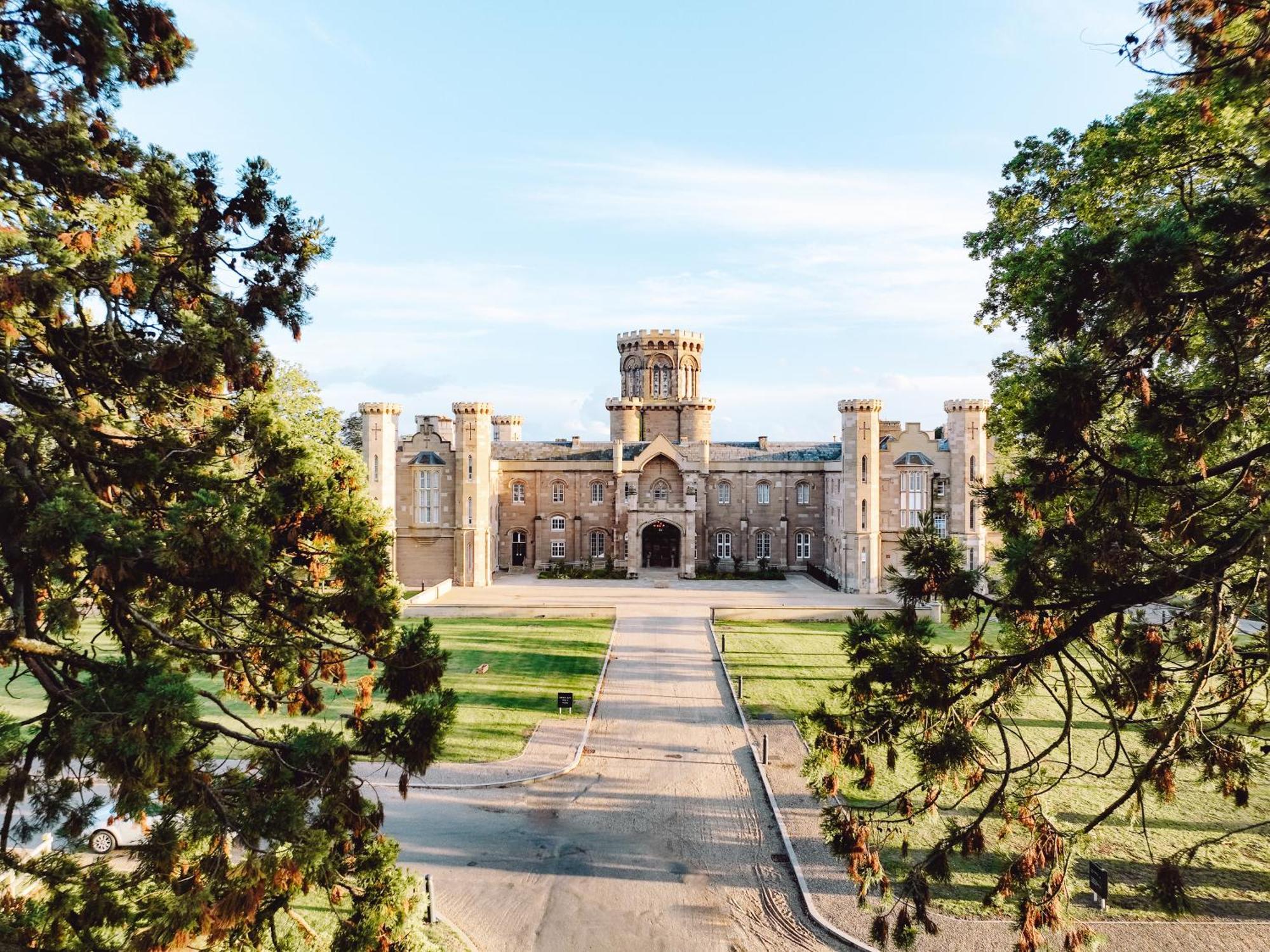 Отель Studley Castle Экстерьер фото