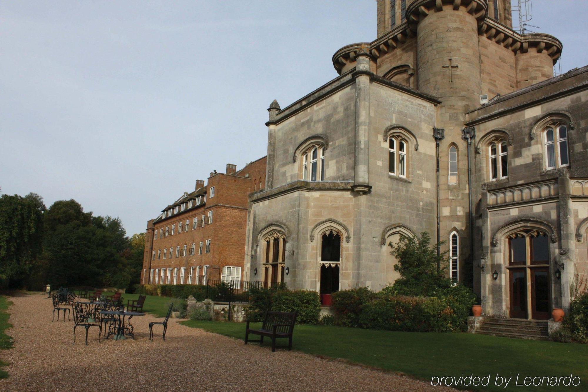 Отель Studley Castle Экстерьер фото